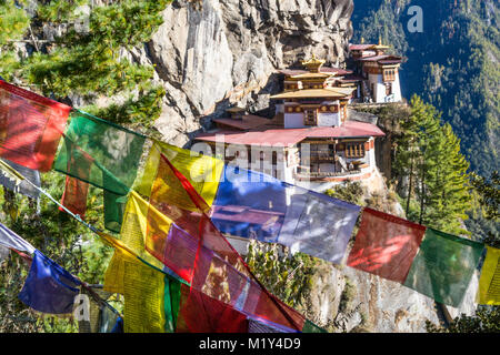 Paro, Bhutan. Der Tiger Nest Kloster, Gebetsfahnen im Vordergrund. Stockfoto