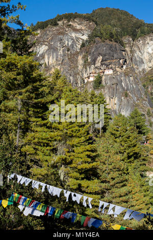 Paro, Bhutan. Der Tiger Nest Kloster von Midway auf der Spur. Stockfoto