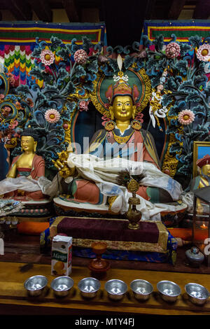 Paro, Bhutan. In einem buddhistischen Tempel: Guru Rinpoche, Erbauer des Tiger nest Kloster. Stockfoto