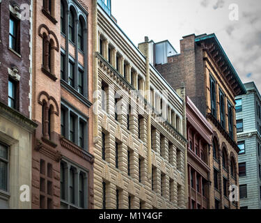 Reihe von Vintage New York City Apartment Gebäude in einer Vielzahl von Backstein und brownstone Fassaden Stockfoto