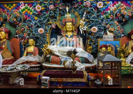 Paro, Bhutan. In einem buddhistischen Tempel: Guru Rinpoche, Erbauer des Tiger nest Kloster. Stockfoto