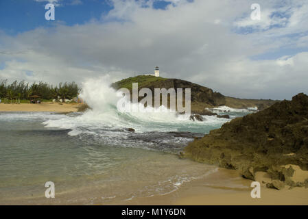 Anzeigen von Arecibo Leuchtturm von Poza del Obispo Strand, Arecibo in Puerto Rico Stockfoto