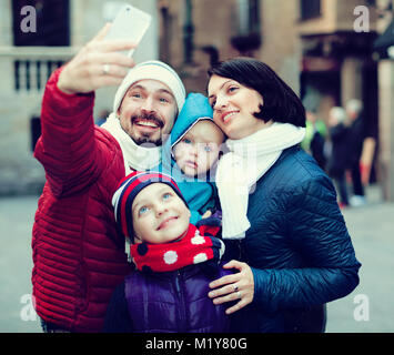 Papa und Mama mit ihren Kindern, die selfie zusammen Stockfoto