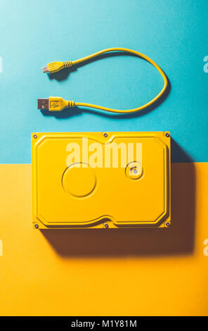 Blau und Gelb Festplatte USB-Kabel Stockfoto