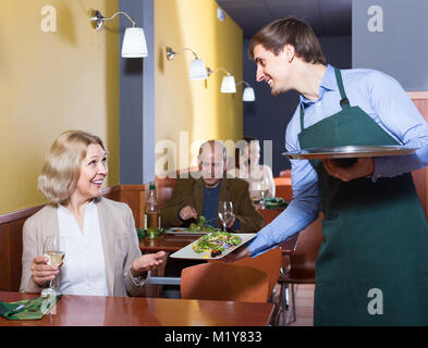 Portrait von Ober- und normalen amerikanischen reife Frau beim Abendessen Stockfoto