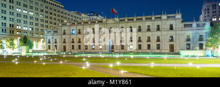 Palace La Moneda in Santiago, Residenz des Präsidenten von Chile mit abendlichen Beleuchtung, Santiago Stockfoto