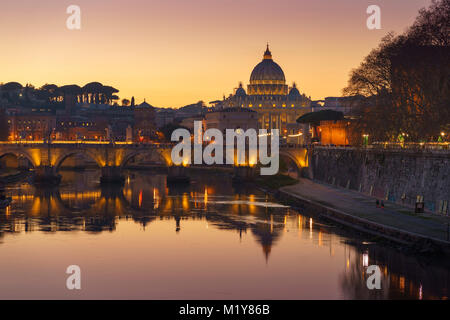 Atemberaubender Blick auf den Petersdom im Vatikan, der sich im Tiber widerspiegelt Stockfoto