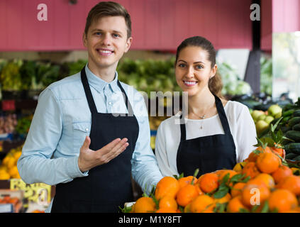 Gerne europäische Material in Schürze verkaufen süsse Orangen, Zitronen, Mandarinen Stockfoto