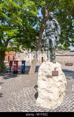 Denkmal für Irische Wachposten des Bildhauers Mark Jackson, mit der Aufschrift 'DEDICATED zu allen irischen Wachposten, Vergangenheit, Gegenwart und Zukunft". Die Abbildung ist Stockfoto