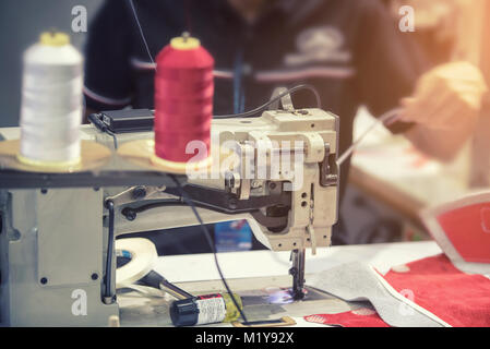 Der Mensch arbeitet auf der Nähmaschine. Stockfoto