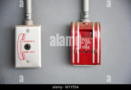 Red Fire Alarm Riss Wandmontage Stockfoto