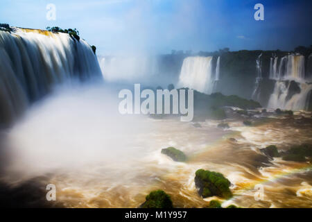 Allgemeine Betrachtung der beeindruckenden Iguazu Falls system in Brasilien Stockfoto