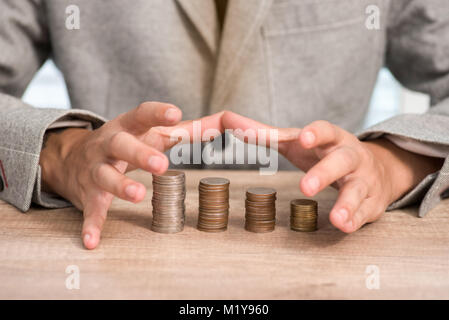 Unternehmer schützt Geld Stockfoto