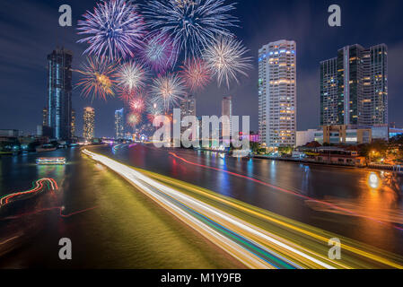 Blick auf die Stadt und Bangkok mit wunderschönen Feuerwerk Stockfoto
