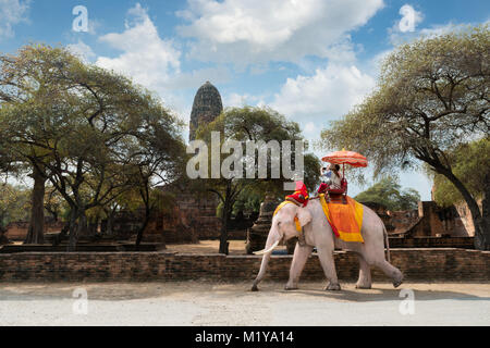 Paar Touristen reiten Elefantenritt um Ayutthaya historische Website suchen, Wat Phra Ram Tempel von Ayutthaya, Thailand. Stockfoto