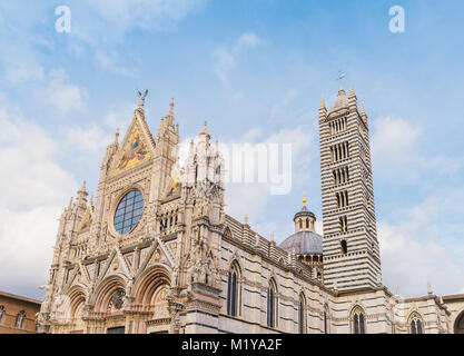 Der Dom von Siena, Toskana, Italien mit Kopie Raum in blauen mediterranen Himmel Stockfoto