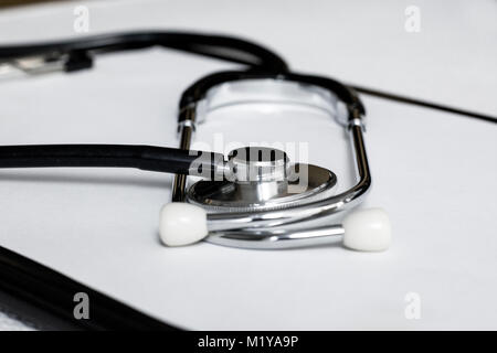 Stethoskop und Zwischenablage mit leeren weißen Blatt Papier und Kopieren. Medizinisches Konzept Stockfoto