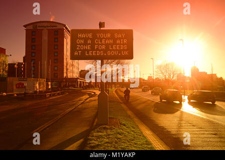 Datenverkehr, der digitalen Anzeige Fragen für die öffentliche Konsultation auf eine saubere Luft Zone für das Stadtzentrum von Leeds yorkshire United Kingdom Stockfoto