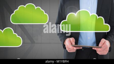Hand, die Tablette mit der Cloud Symbole Stockfoto