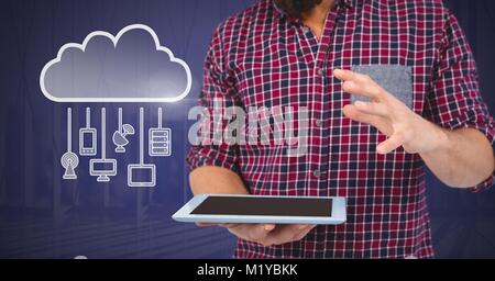 Hand, die Tablette mit der Cloud Symbol und hängende Verbindung Geräte Stockfoto