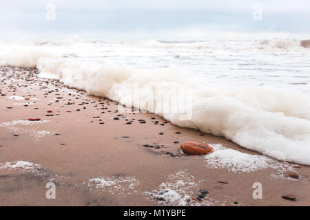 Wasser gewaschen Stein am Strand in der Nähe von Hvide Sande Stockfoto