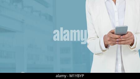 Frauenhand Telefon halten Stockfoto