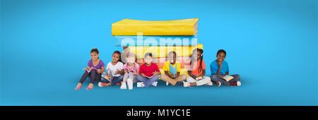 Kinder sitzen auf dem Boden und einen Stapel Bücher mit blauem Hintergrund Stockfoto