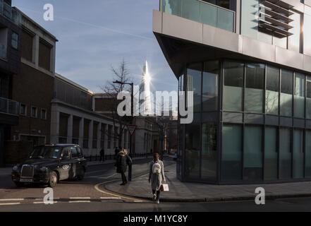 Sonnenlicht spiegelt sich oben auf dem Shard und über eine Southwark Street, am 30. Januar 2018 in London, England. Stockfoto