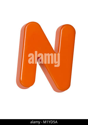 Ein ausgeschnittenes Schuß einer orange Kunststoff Buchstaben "N" Stockfoto