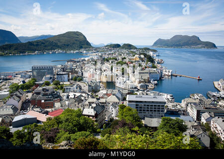 Blick von der Mitte der Stadt Ålesund, Norwegen. Einer der Kanäle vor. Stockfoto