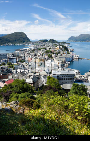 Blick von der Mitte der Stadt Ålesund, Norwegen. Einer der Kanäle vor. Stockfoto