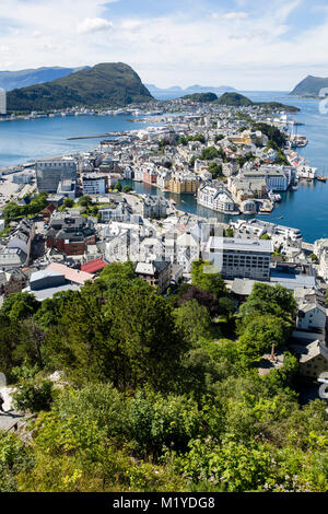 Blick von der Mitte der Stadt Ålesund, Norwegen. Einer der Kanäle vor. Stockfoto