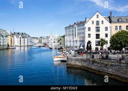 Blick von der Mitte der Stadt Ålesund, Norwegen. Einer der Kanäle vor. Stockfoto