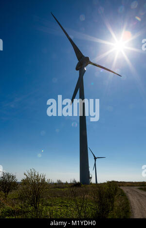 Mühle von unten in einem blauen Himmel gesehen. Stockfoto