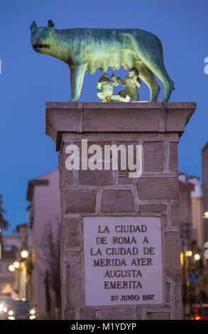 Bronze Skulptur der Wölfin mit Romulus und Remus. Replik auf Merida city, Spanien Stockfoto