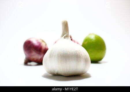 Knoblauch und Zwiebel und Kalk in weißer Hintergrund Stockfoto