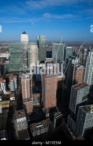 Luftaufnahme des Canary Wharf Financial District auf der Isle of Dogs mit Wolkenkratzern und Millharbour Stockfoto