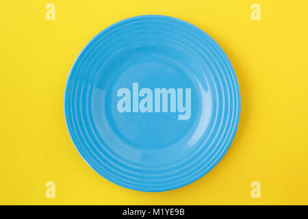 Leeren blauen Platte auf Gelb. Von oben betrachten. Stockfoto