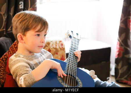 Kleiner Junge Gitarre spielen Stockfoto