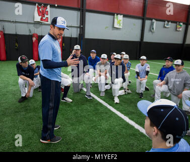 Baseball Trainer sprechen mit Spielern an Indoor Training Service in New Jersey Stockfoto