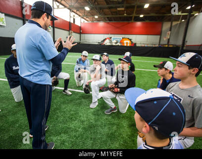 Baseball Trainer sprechen mit Spielern an Indoor Training Service in New Jersey Stockfoto