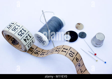 Nähen, Gewinde Spulen, Nadeln, Einfädler, Schere, push Pins, Fingerhut, Schneider's messen. Stockfoto