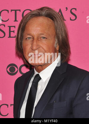 New York, NY - 10. November: Mohamed Hadid besucht die 2015 Victoria's Secret Fashion Show an der Lexington Avenue Armory am 10. November 2015 in New York City. Quelle: John Palmer/MediaPunch Stockfoto