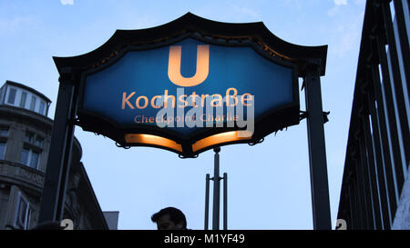 BERLIN, DEUTSCHLAND - Jan 17th, 2015: U-Bahnhof Kochstraße Schild am berühmten Checkpoint Charlie, der U-Bahn Station Stockfoto