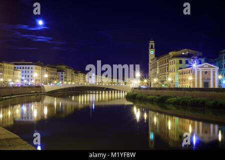 Florenz, Toskana, Italien. Noctunal Blick auf Brücken über den Fluss Arno mit einer alten Kirche im Vordergrund. Stockfoto