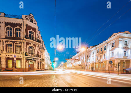 Gomel, Belarus - 23. März 2017: Abend Stadt Gomel mit Spuren von Scheinwerfer von Autos auf der Straße Stockfoto