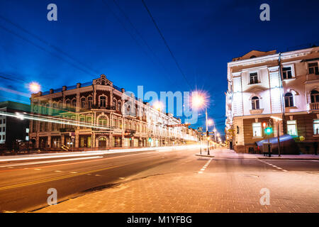 Gomel, Belarus - März 23, 2017: Kreuzung Sovetskaya und Lange Straßen in der Nacht zu lange Belichtung der Beleuchtung Stockfoto