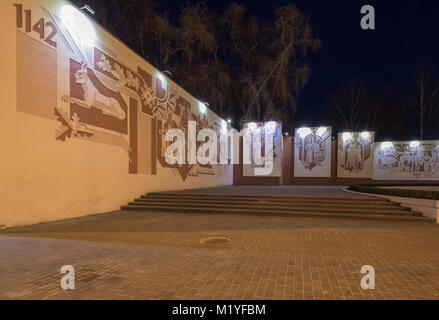 Gomel, Belarus - 23. März, 2017: Sgraffito in der Stadt Gomel auf Sovetskaya Street mit dem Bild von der Geschichte der Stadt Stockfoto