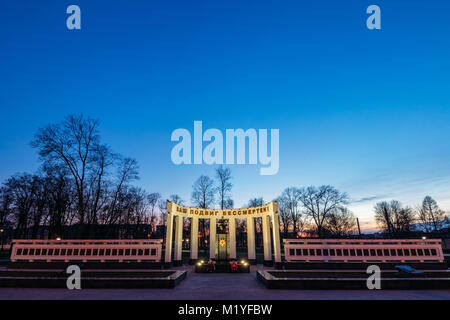 Gomel, Belarus - 23. März, 2017: Denkmal für die Soldaten der Roten Armee in der Stadt Gomel am Abend mit der Inschrift "Ihre Leistung ist Immor Stockfoto