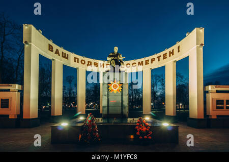 Gomel, Belarus - 23. März, 2017: Denkmal der Roten Armee des Großen Vaterländischen Krieges in den Abend mit Beleuchtung mit der Aufschrift 'Ihr meisterstück Stockfoto